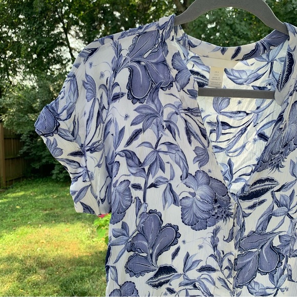 H&M Blue & White Floral Print Rayon Top w/ Cuffed Sleeves & Notched Neck size 8 - Picture 4 of 12